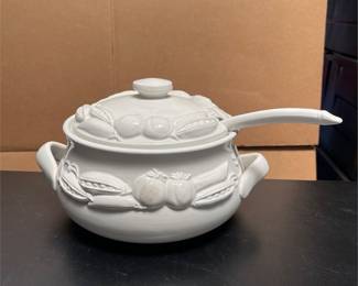White Ceramic Vegetable Relief Soup Tureen with Ladle (2/4)