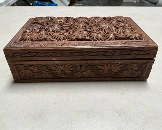 Carved Wooden Keepsake Box with Leaf Decoration (2/6)