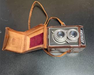 Tokiwa Seiki Firstflex TLR Camera with Leather Case (2/7)