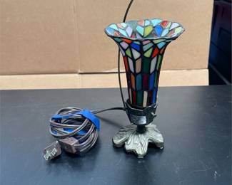 Tiffany-Style Stained Glass Dragonfly Accent Lamp (2/3)