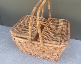 Wicker Picnic Basket with Twin Hinged Lids (2/4)