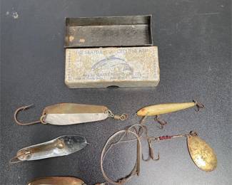 Vintage Fishing Lures & Seattle Fishing Lure Co. Box (2/4)