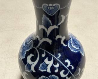 Chinese Blue and White Floral Porcelain Vase (2/6)