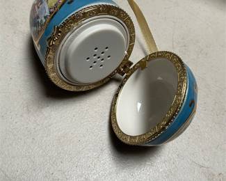 Mr. Christmas Blue Santa Musical Egg Ornament (2/4)