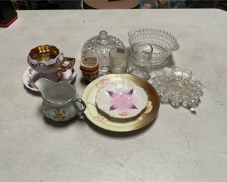 Decorative Porcelain and Patterned Glass Tableware Lot (2/6)