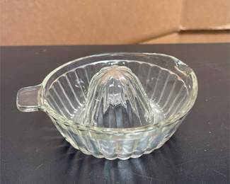 Clear Glass Citrus Juicer with Tab Handle (2/4)