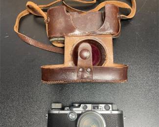 Leica IIIa 35mm Rangefinder Camera with Leather Case (2/8)