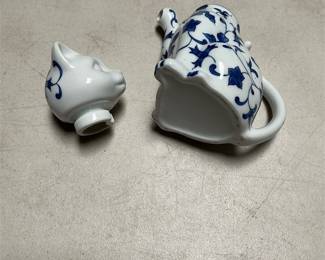 Blue and White Floral Ceramic Cat Teapot (3/5)