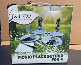 Willow Woods Picnic Place Setting for Four (2/3)