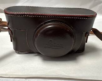 Leica IIIa 35mm Rangefinder Camera with Leather Case (2/4)