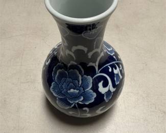 Chinese Blue and White Floral Porcelain Vase (5/6)