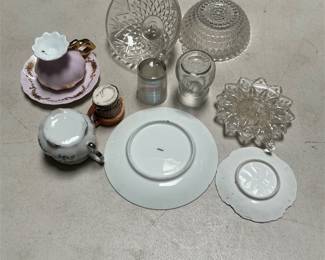 Decorative Porcelain and Patterned Glass Tableware Lot (3/6)