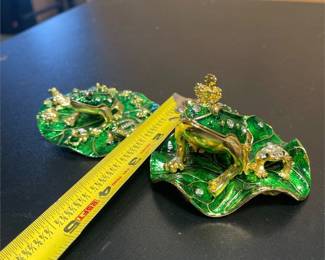 Green Enamel Frog Trinket Boxes on Lily Pads (4/5)