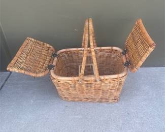 Wicker Picnic Basket with Twin Hinged Lids (4/4)