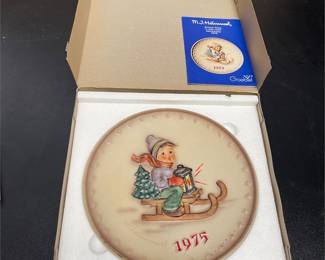 Goebel M.J. Hummel 1975 Annual Collector Plate (2/3)