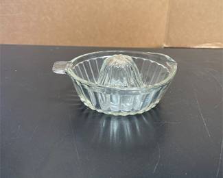 Clear Glass Citrus Juicer with Tab Handle (4/4)