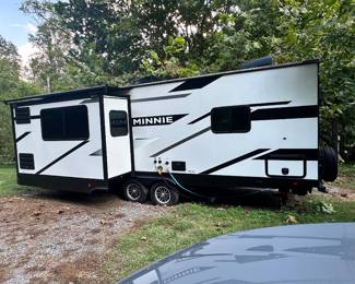 Winnebago 28-32FK pull-behind camper trailer- Sold