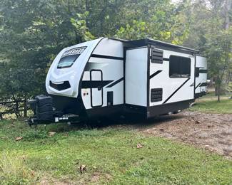 Winnebago 28-32FK pull-behind camper trailer- Sold
