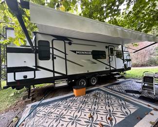 Winnebago 28-32FK pull-behind camper trailer- Sold