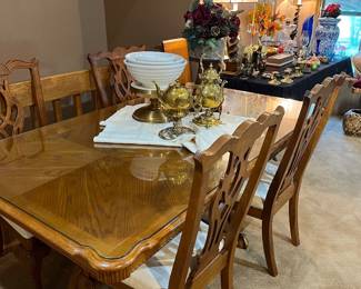 Beautiful dining table with 1 leaf, 6 chairs and glass top.