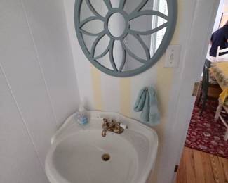 Pedestal sink
