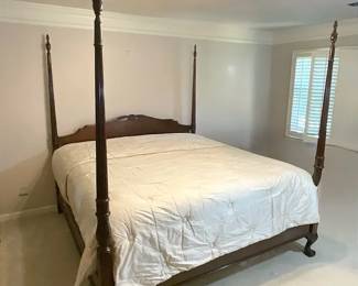 Mahogany Four Poster Bed Frame And Comforter