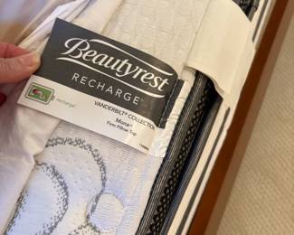 Queen mattress set - Beautyrest "recharge" - excellent condition