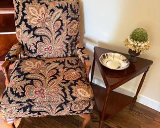 Accent armchair with triangular side table