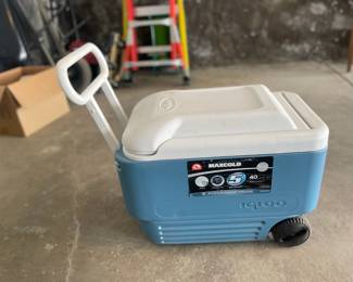 Igloo MaxCold 40 Quart Rolling Cooler