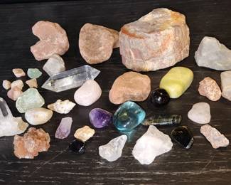 413h Collection of raw tumbled minerals