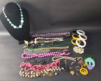 106 Group of costume jewelry