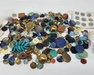 636 Vintage buttons and other closures