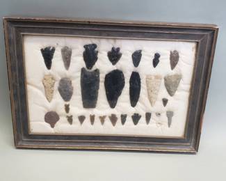 439 Group of vintage arrowheads