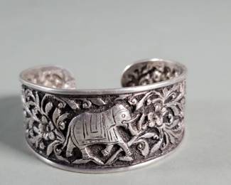 513 Vintage sterling silver bracelet depicting a