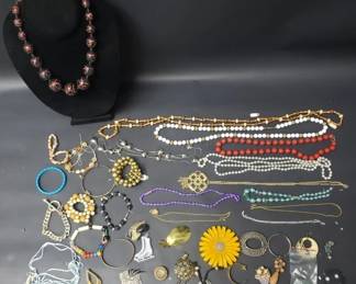 103 Group of costume jewelry