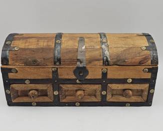 613h Vintage rustic wood chest with three drawers and