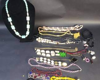 102 Group of costume jewelry