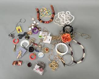 134 Group of costume jewelry necklaces, brooches