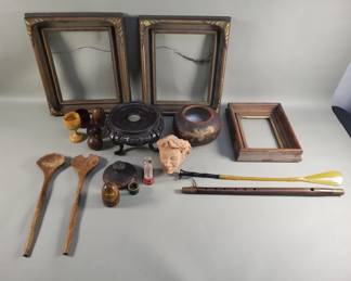 417 Box of misc picture frame, salt and pepper