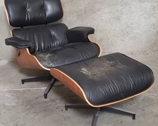 186 Herman Miller Eamesstyle faux leather lounge