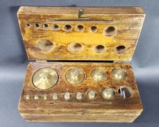572 Set of vintage brass scale weights in a hinged