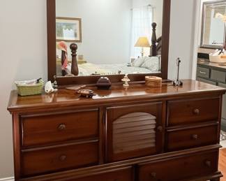 Traditional Style Dresser with Mirror