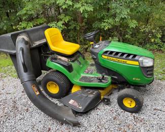 John Deere Lawn tractor with bagger system