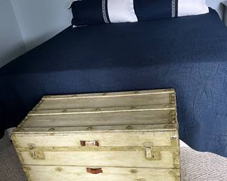 Vintage Trunk, King Bed