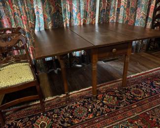 Drop leaf table