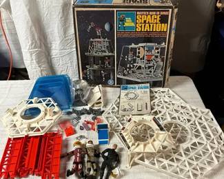 Mattel Man In Space Space Station Playset Figures
