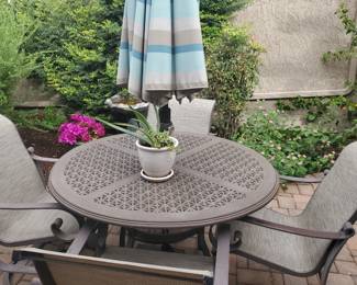 Patio table w/ 4 slingback chrs & umbrella 