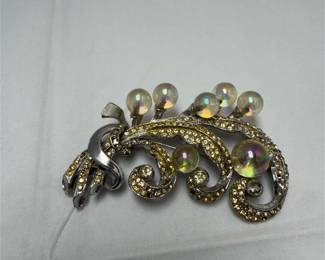 Vintage moonstone faux pearls brooch