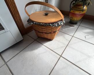 Decorative woven longenberger lidded basket