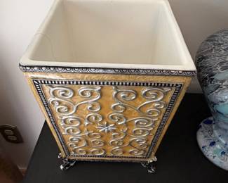 Decorative square wastebasket